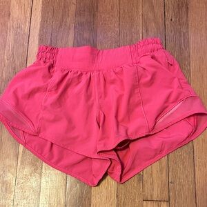 Lululemon watermelon pink low rise 2.5 inch hotty hots
(No damage to liner)